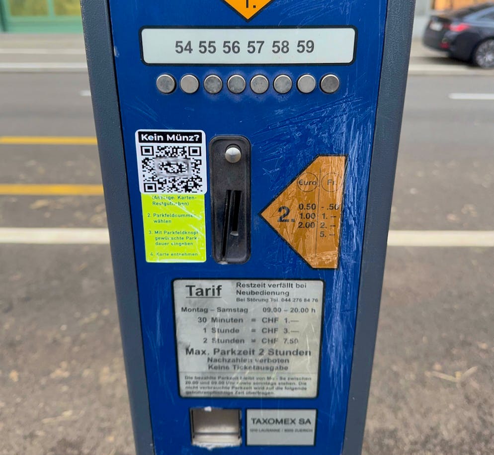 Am Montag sind in Luzern dutzende gefälschte Twint-QR-Codes an Parkuhren entdeckt worden. Auch in Zürich sind Betrüger*innen mit derselben Masche am Werk.