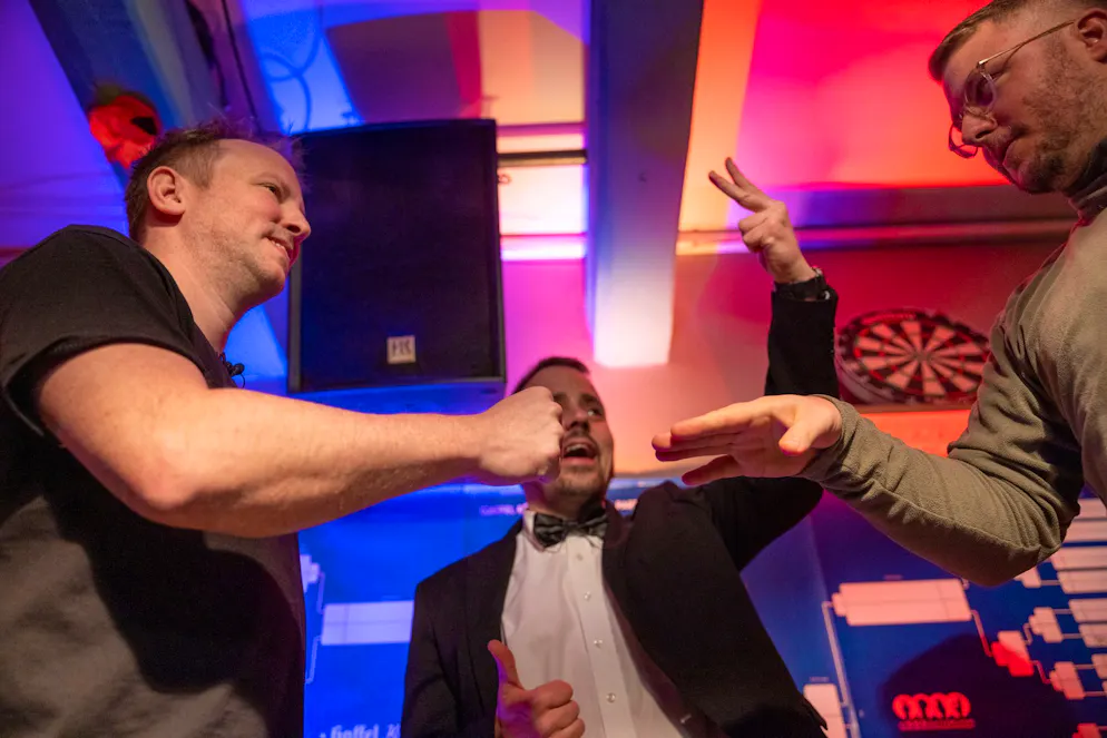 So gewinnt man bei «Schnick, Schnack, Schluck» - Gallery. Beim Weltcup in Köln treten Spieler im «Schnick-Schnack-Schnuck» gegeneinander an - hier «Rollender Stein» (links) und «Dennis 508» (rechts). 