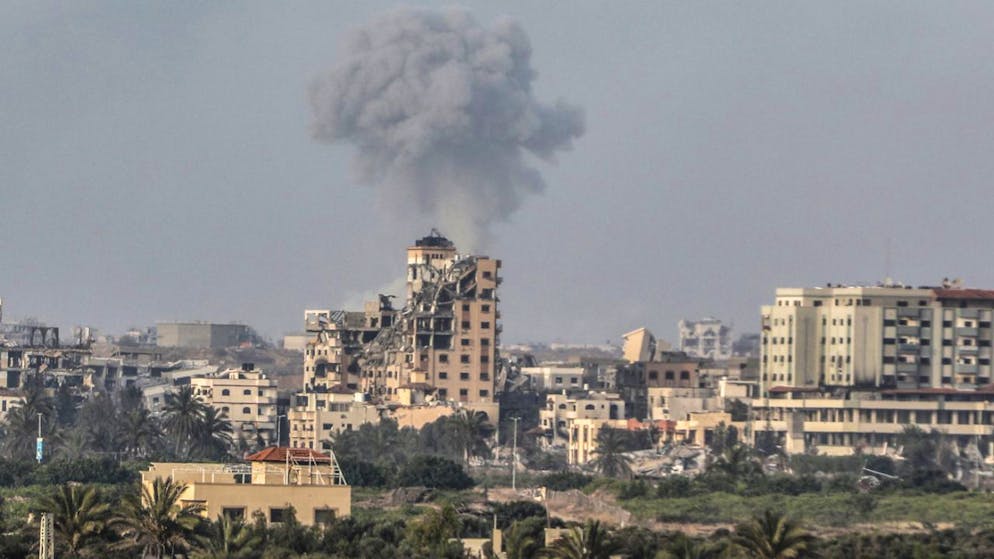 ARCHIV - Rauch steigt auf nach einem israelischen Luftangriff in der Stadt Gaza. Foto: Abed Rahim Khatib/dpa