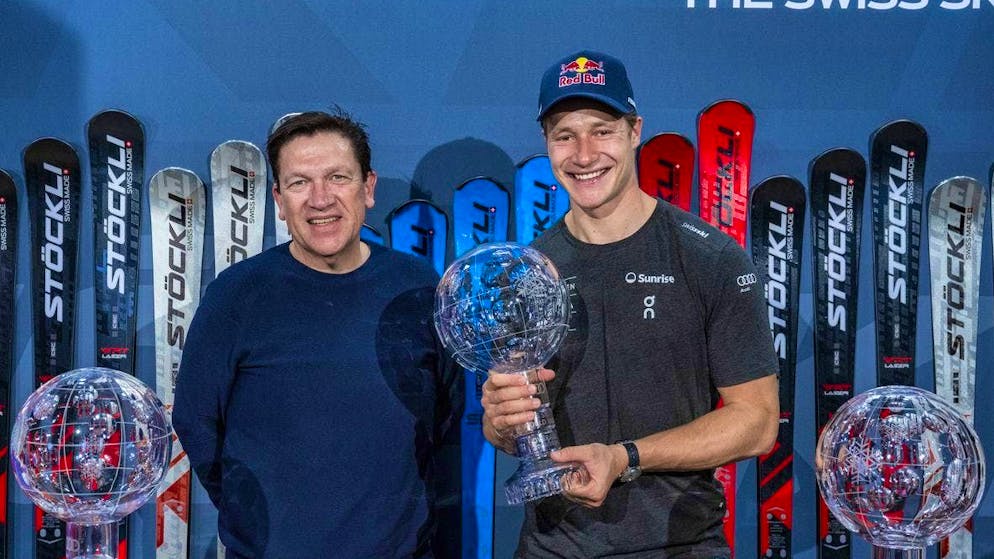 La stella dello sci svizzero Marco Odermatt e il suo manager Michael Schiendorfer con tre globi di cristallo.