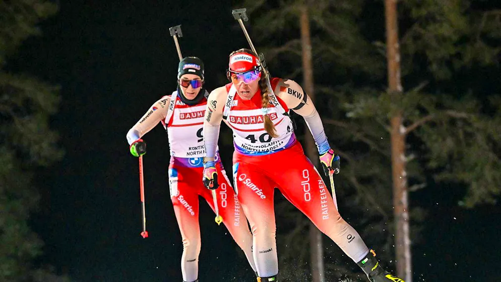 Lena Häcki-Gross (right) is the best Swiss athlete in Hochfilzen in 24th place.