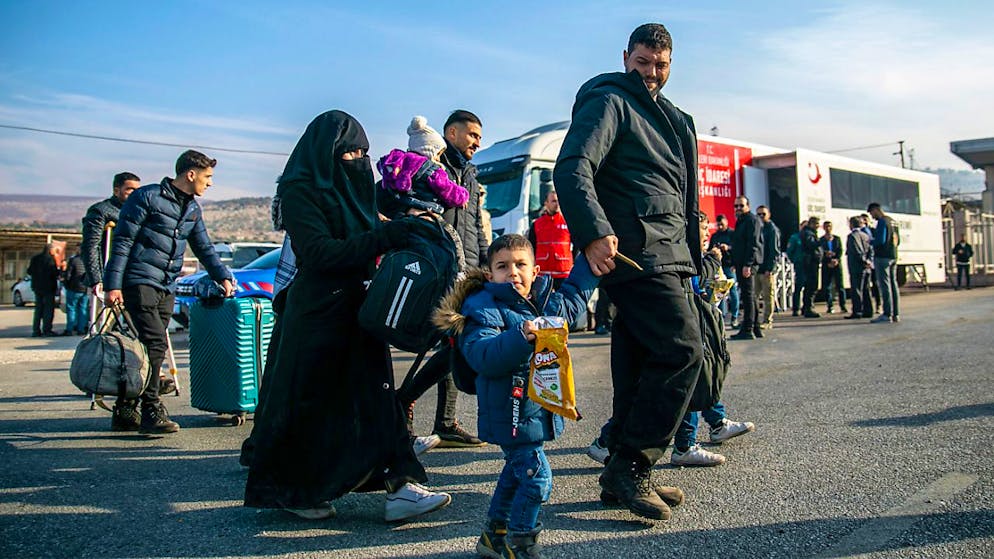 dpatopbilder - Syrische Familien kommen am Cilvegozu-Grenzübergang in der Nähe der südtürkischen Stadt Antakya an, um von der Türkei nach Syrien zu gelangen. Foto: Metin Yoksu/AP/dpa