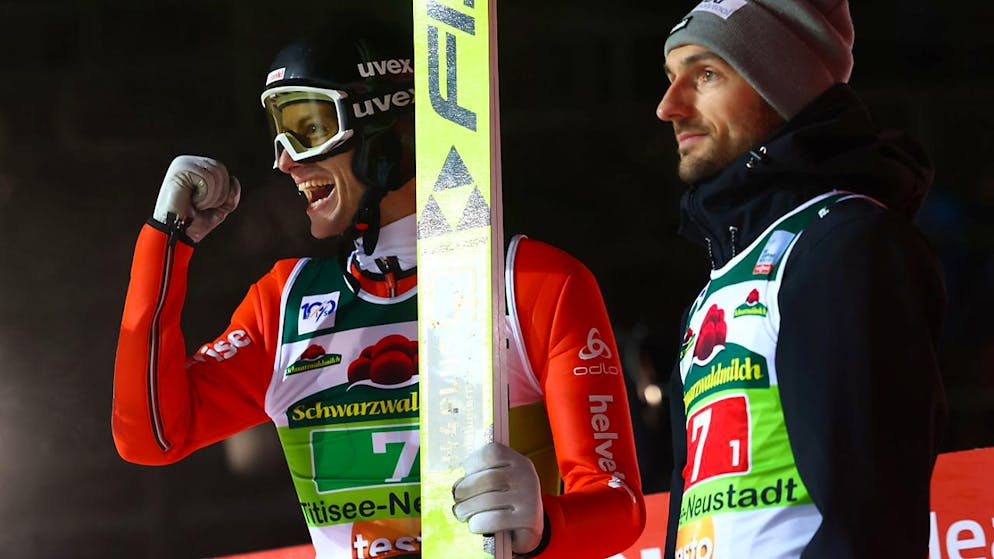 Gregor Deschwanden (linke) und Killian Peier freuen sich über den 4. Platz in Titisee-Neustadt