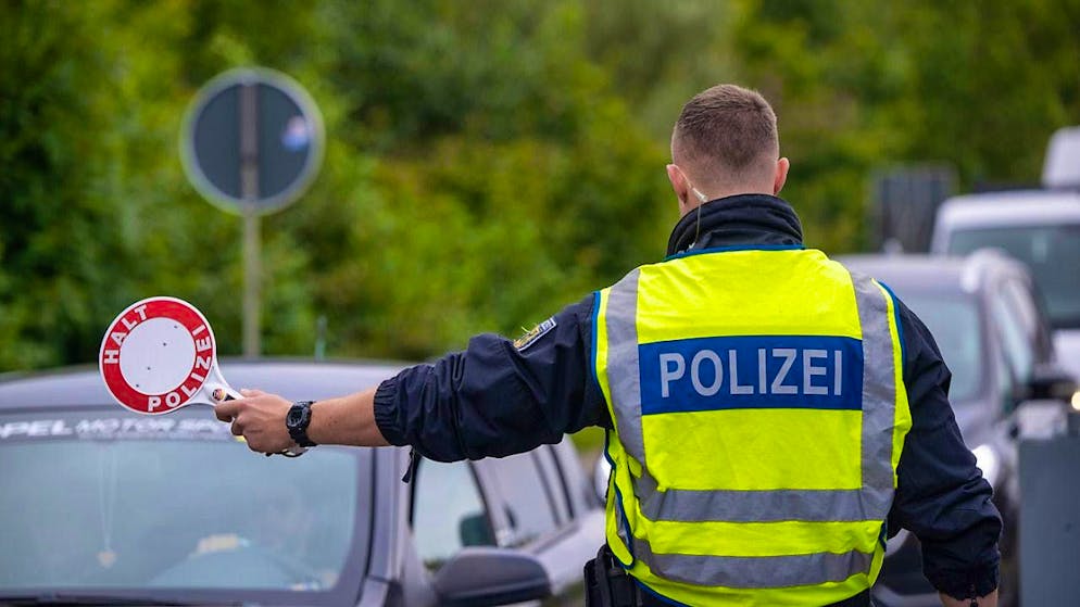 ARCHIVE - A police officer stops vehicles at the border with Germany. Photo: Harald Tittel/dpa