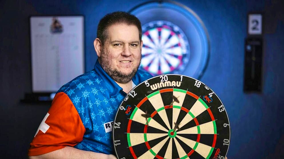 Stefan Bellmont and in his hands the dartboard with which he became the first Swiss player to qualify for the World Darts Championships.