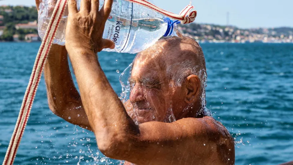 Ein Mann giesst sich Wasser über den Kopf während einer Hitzewelle im Juli in der türkischen Metropole Istanbul. (Archivbild)