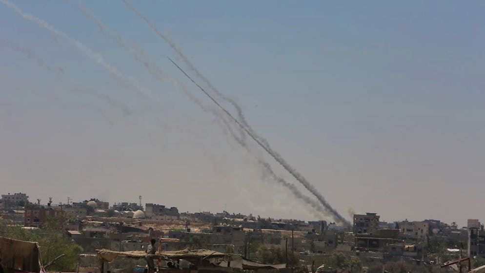 ARCHIV - Am Himmel sind im August 2024 Rauchspuren von Raketen zu sehen, die vom Gazastreifen aus auf Israel abgefeuert wurden. Foto: Abed Rahim Khatib/dpa