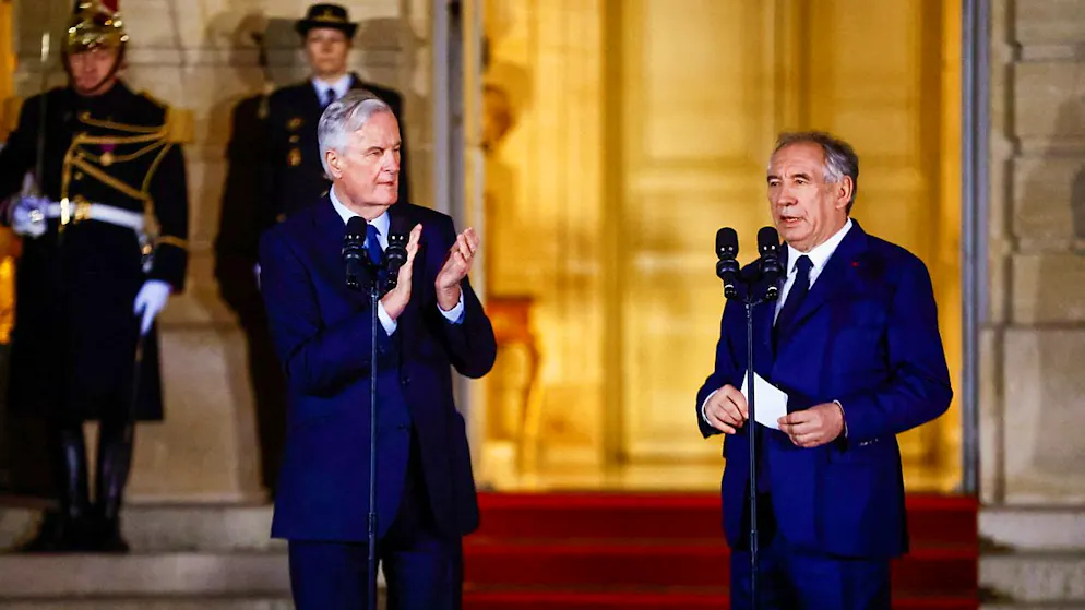 Dopo la manovra fallita del suo predecessore Michel Barnier (a sinistra), il neo premier François Bayrou dovrà ora proporre una legge di bilancio in grado di trovare una maggioranza in parlamento.