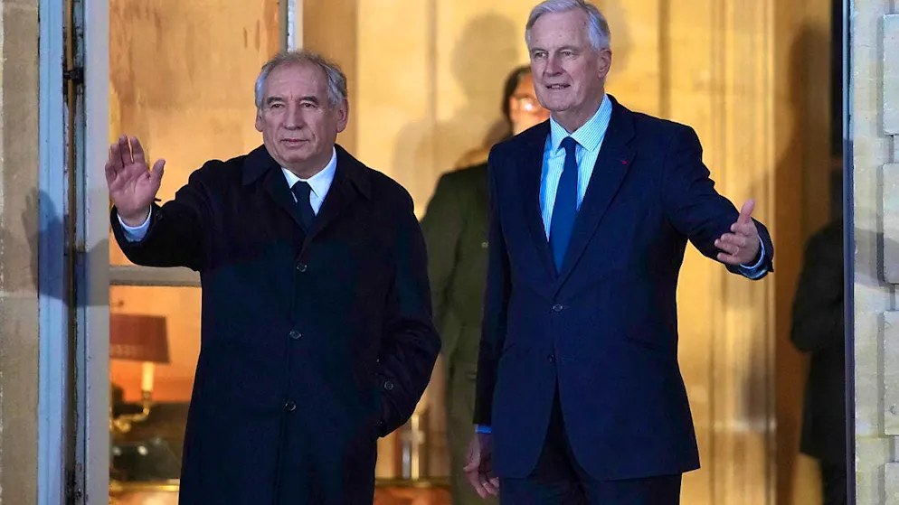 dpatopbilder - Outgoing French Prime Minister Michel Barnier (r) welcomes newly appointed Prime Minister François Bayrou at the Prime Minister's residence. Photo: Christophe Ena/AP/dpa