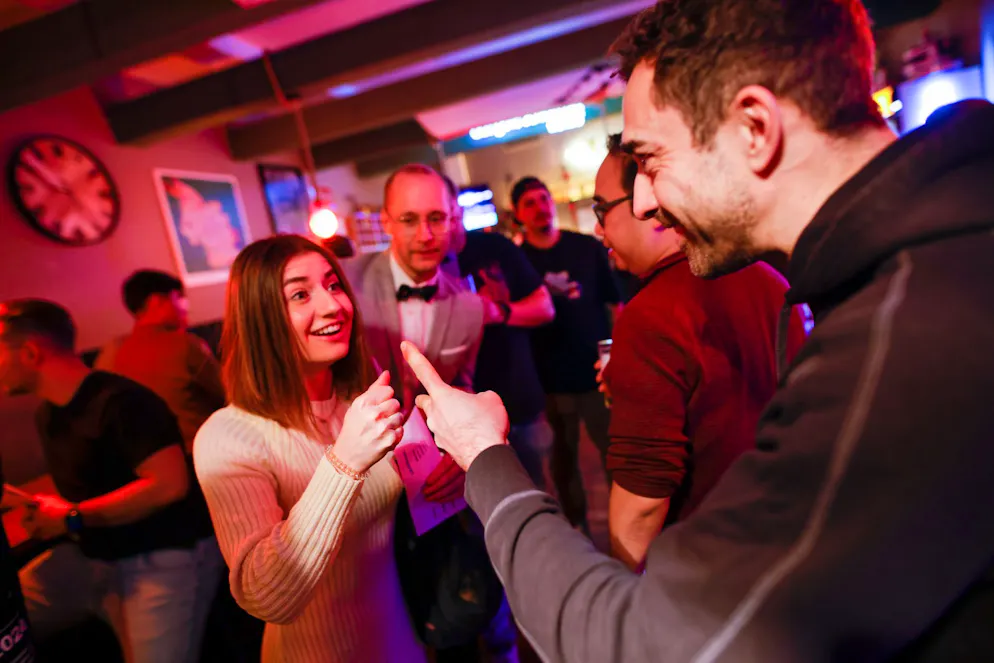 So gewinnt man bei «Schnick, Schnack, Schluck» - Gallery. Die Wahrscheinlichkeit, mit Schere, Stein oder Papier zu gewinnen, liegt genau gleich hoch: jeweils bei einem Drittel. 