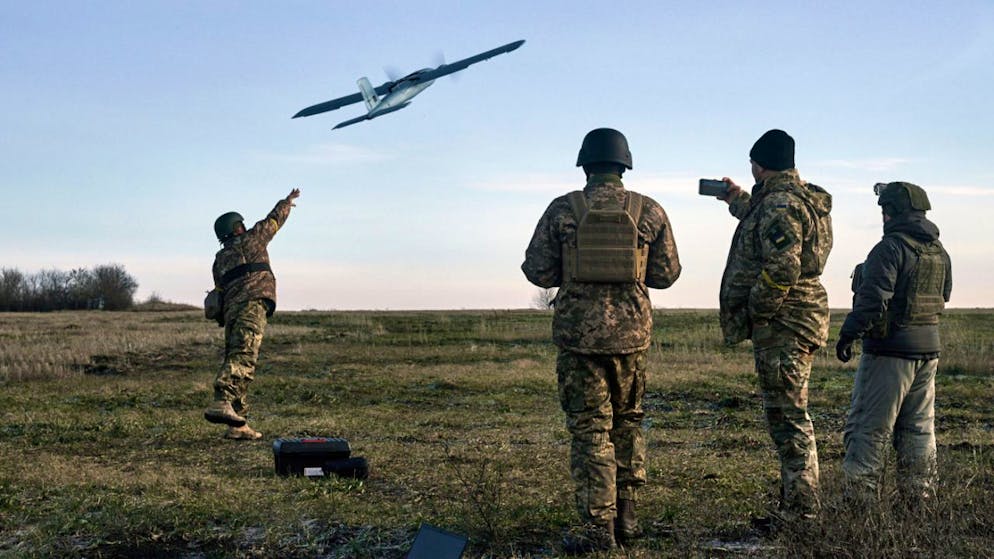 ARCHIV - Ukrainische Soldaten starten eine Drohne auf russische Stellungen in der Nähe von Bachmut. Foto: Libkos/AP/dpa