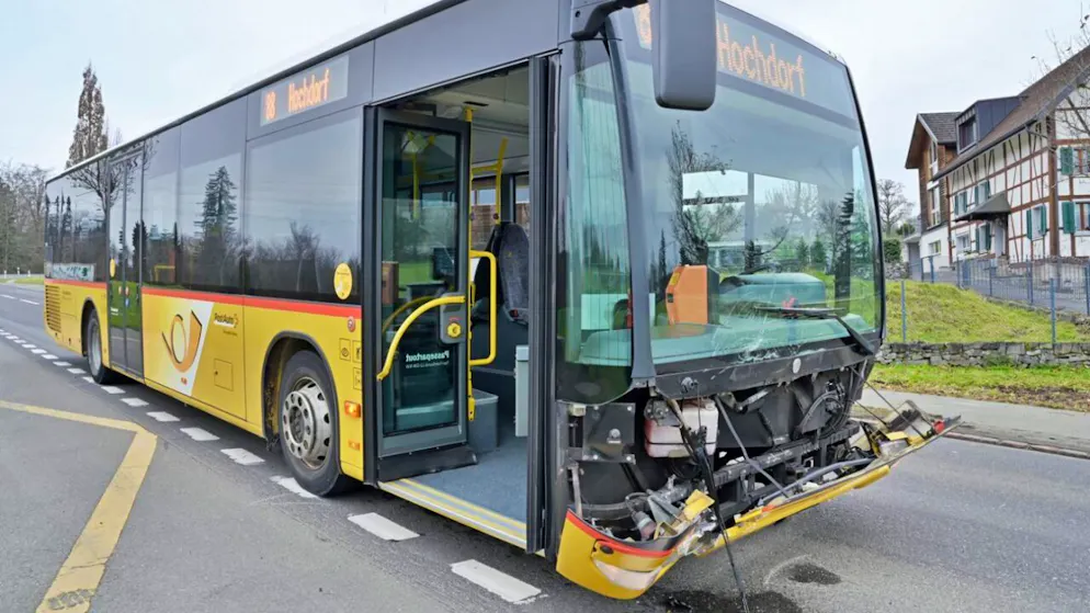 Der Bus wurde bei der Kollision an der Front beschädigt. Die Polizei bezifferte die Höhe des Sachschadens an den beiden Fahrzeugen auf 12'000 Franken.