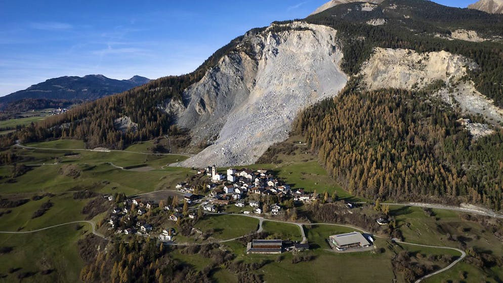 Il paese di Brienz/Brinzauls, minacciato dalla frana, a inizio novembre poco prima della seconda evacuazione. (immagine d'archivio)