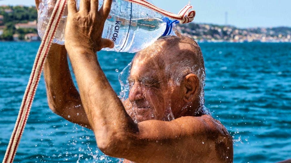 A man pours water over his head during a heatwave in July in the Turkish metropolis of Istanbul. (archive picture)