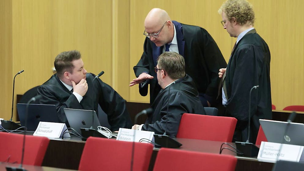 Rechtsanwälte Dominik Weiß, Christof Müller-Holtz, Jan-Peter Schwarzhoff und Robin Kinzler (l-r) unterhalten sich beim Prozessbeginn gegen drei Jugendliche unter Terrorverdacht im Landgericht Düsseldorf. Foto: David Young/dpa