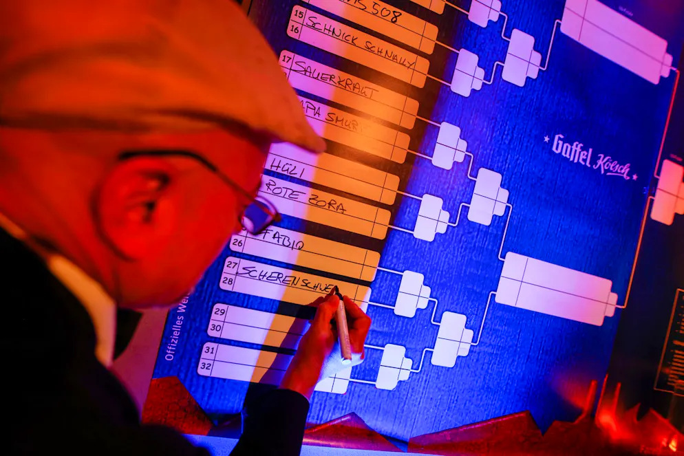 So gewinnt man bei «Schnick, Schnack, Schluck» - Gallery. In mehreren Runden geht es darum, den Sieger des Abends zu finden. 