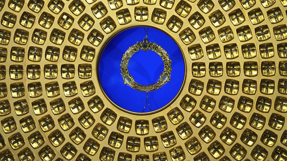 L'ancienne relique que de nombreux chrétiens vénèrent comme la "couronne d'épines" de Jésus-Christ est vue dans son reliquaire alors qu'elle est retournée vendredi à la cathédrale Notre-Dame, cinq ans après avoir été sauvée des flammes.