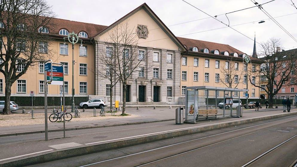 Die Staatsanwaltschaft hat einen Tunesier am Bezirksgericht Zürich angeklagt, der im Käferberg-Wald eine Frau sexuell missbraucht haben soll. (Symbolbild)