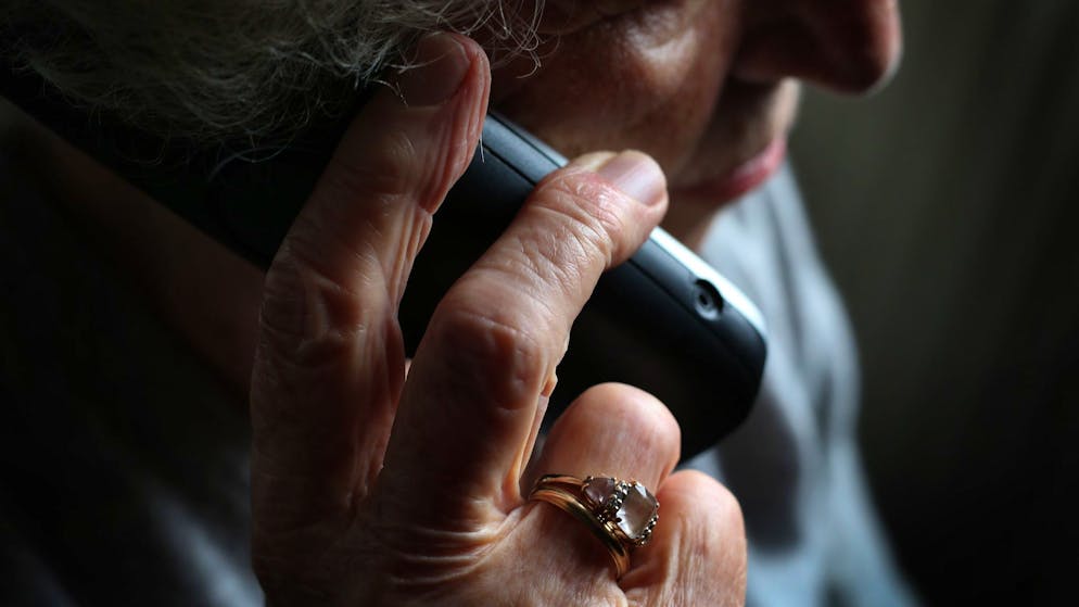 Beim sogenannten Enkeltrick rufen Betrüger meist ältere Menschen an und wollen sie mit einer perfiden Geschichte um ihr Erspartes bringen (Symbolbild).