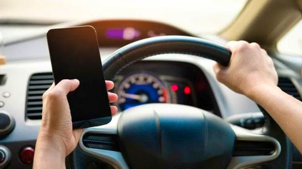 Using a cell phone at the wheel: this can get really expensive in Italy in the future. (symbolic image)