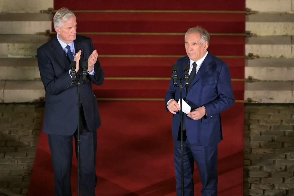 Le Premier ministre sortant Michel Barnier (G) applaudit le nouveau Premier ministre François Bayrou lors de la cérémonie de passation des pouvoirs à l'hôtel Matignon à Paris, France, le 13 décembre 2024.