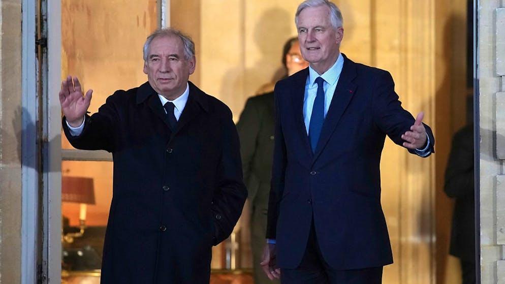 dpatopbilder - Der scheidende französische Premierminister Michel Barnier (r) begrüßt den neu ernannten Premierminister François Bayrou in der Residenz des Premierministers. Foto: Christophe Ena/AP/dpa