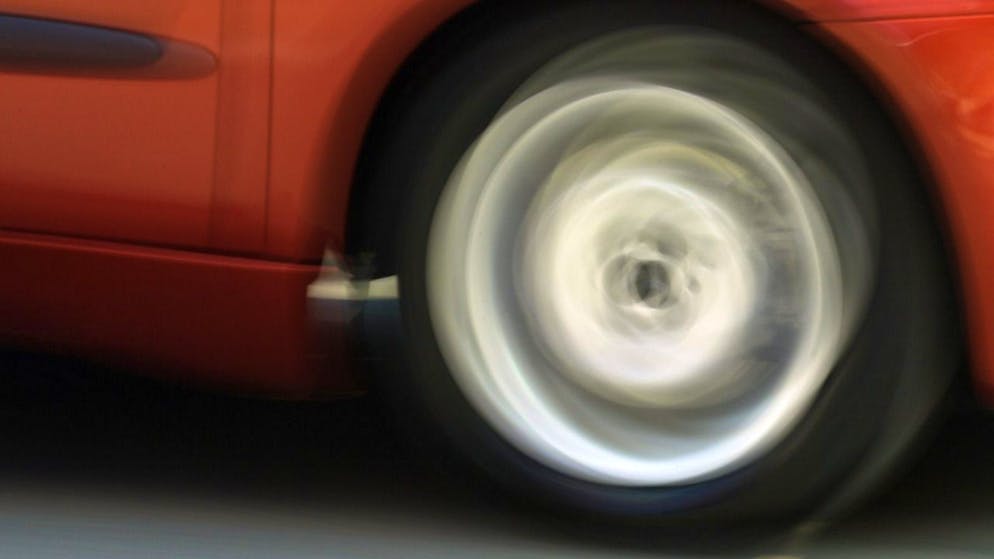 Ein 27-jähriger Autofahrer ist zu einer Haftstrafe verurteilt worden.