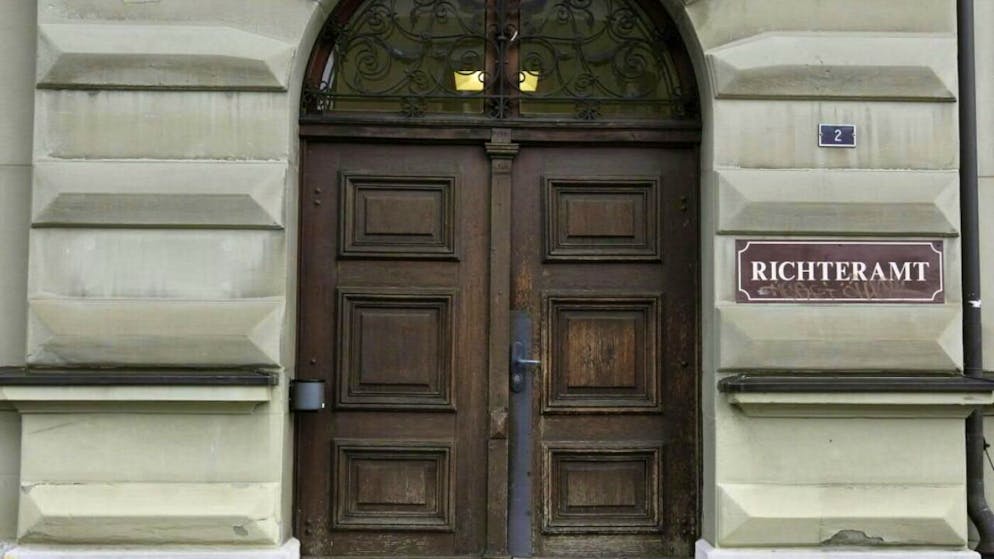 Ein 41-jähriger Mann wird sich vor dem Richteramt Olten-Gösgen SO wegen versuchten Mordes verantworten müssen. Der Iraker soll in Trimbach SO im März 2023 einen anderen Mann mit einem Messer schwer verletzt haben. (Archivbild)