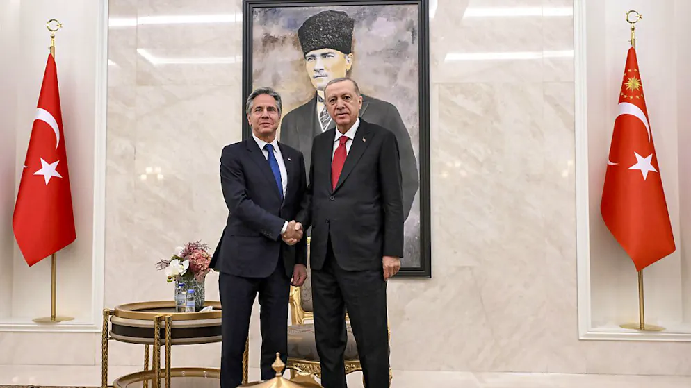 Il presidente turco, Recep Tayyip Erdogan (a destra) e il segretario di Stato americano, Antony Blinken nel loro incontro ad Ankara