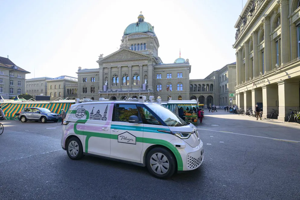 Vor dem Bundeshaus fährt versuchsweise das autonome Lieferfahrzeug Mathilde. Ab März dürfen Privatpersonen auf der Autobahn dem Autopiloten das Steuer überlassen.