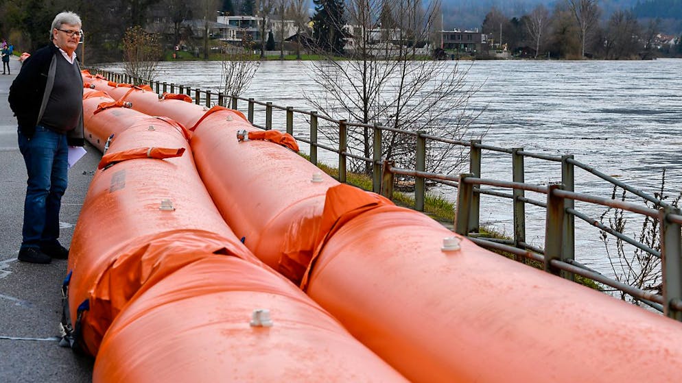 Mobile Hochwassersperren in Wallbach AG: Diese Schläuche liegen für den Notfalleinsatz im Depot des Kantonalen Katastrophen-Einsatzelements in Aarau bereit. Der Regierungsrat will ein neues Lager in Egliswil aufbauen. (Archivbild)