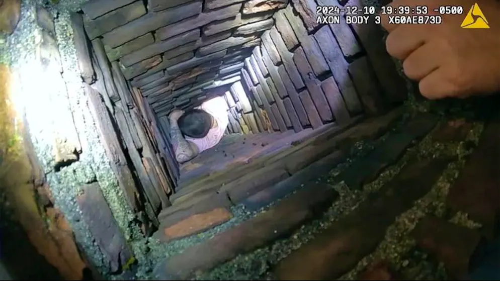 Dieses Bild zeigt die Begegnung der Polizei mit einem Mann, der sich in Fall River, Massachusetts, in einem Schornstein versteckt hat, um sich der Verhaftung zu entziehen.