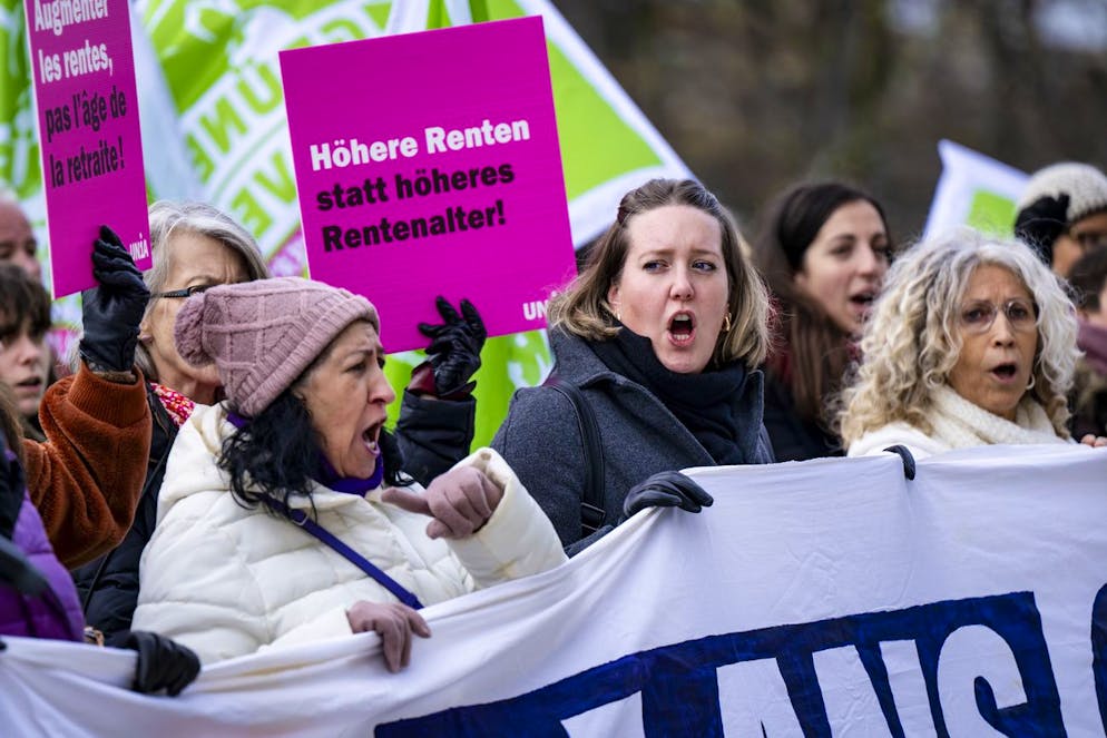 Des femmes manifestent devant la presse pendant une audience au Tribunal federal sur les recours contre la votation sur le relevement de l'age de la retraite des femmes le jeudi 12 decembre 2024 a Lausanne. Le Tribunal federal a decide de rejeter les recours des Vert-e-s et des Femmes socialistes demandant l'annulation de la votation sur l'AVS. Le vote est donc maintenu. Les juges ont invoque la securite du droit. (KEYSTONE/Jean-Christophe Bott)