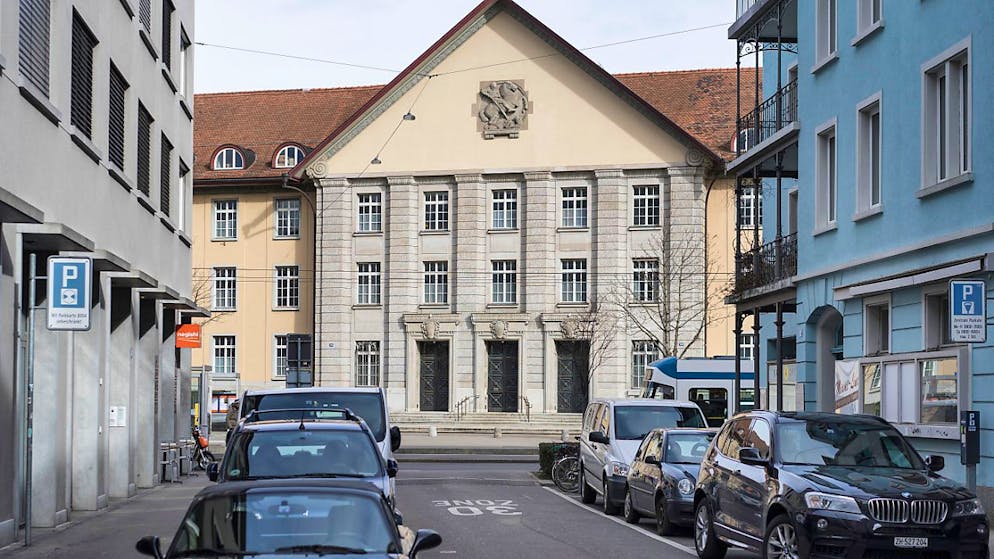 Am Zürcher Bezirksgericht muss sich ein 52-jähriger Schweizer wegen Bestechung fremder Amtsträger verantworten: Er soll gemäss Staatsanwaltschaft Beamte bestochen haben, um an Informationen zu gelangen. (Symbolbild)