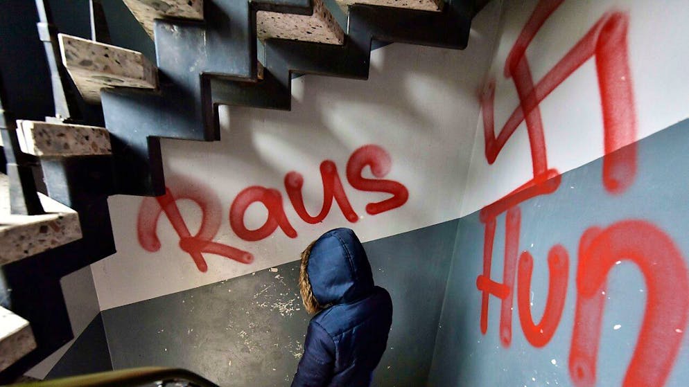 Hakenkreuz-Schmierereien in einem Treppenhaus. Der Bundesrat will das öffentliche Verwenden von Nazisymbolen verbieten und mit Bussen ahnden. (Themenbild)