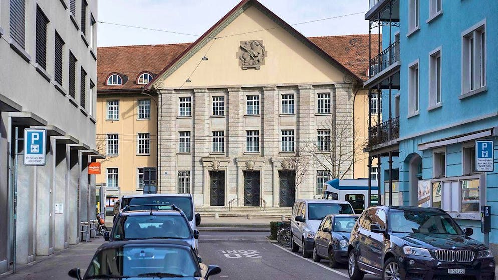 A 52-year-old Swiss man has to answer to the Zurich District Court for bribing foreign officials: according to the public prosecutor's office, he allegedly bribed officials in order to obtain information. (symbolic image)