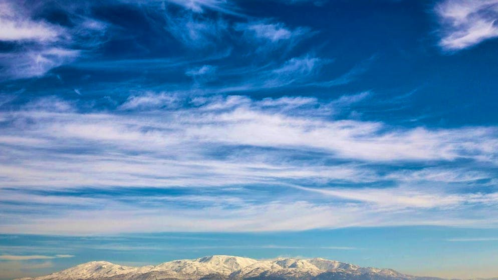 ARCHIVE - The snow-covered peak of Mount Hermon can be seen in the Golan Heights. Photo: Ariel Schalit/AP/dpa