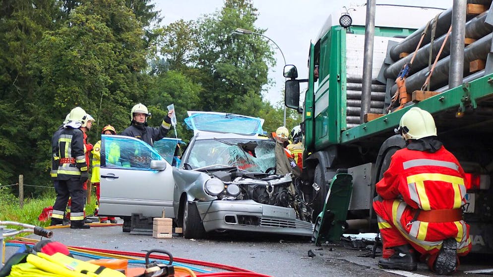 Feuerwehrleute sollen im Aargau weiterhin grundsätzlich auf den 60. Geburtstag hin abtreten. Im Bild ein Einsatz bei einem Unfall in Schmiedrued AG. (Archivbild)