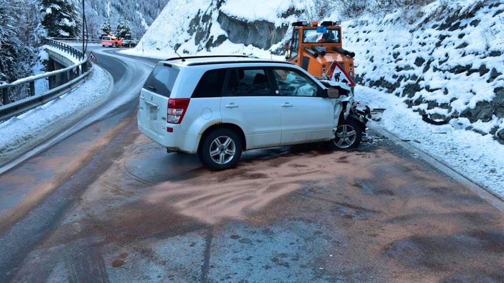 L'auto distrutta e lo spazzaneve coinvolti nell'incidente di ieri pomeriggio a Ardez.