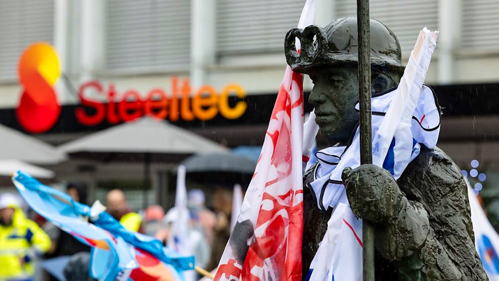 Am Samstag demonstrierten Gewerkschaften beim Swiss-Steel-Werk Steeltec in Emmenbrücke LU gegen den Stellenabbau. (Archivaufnahme)