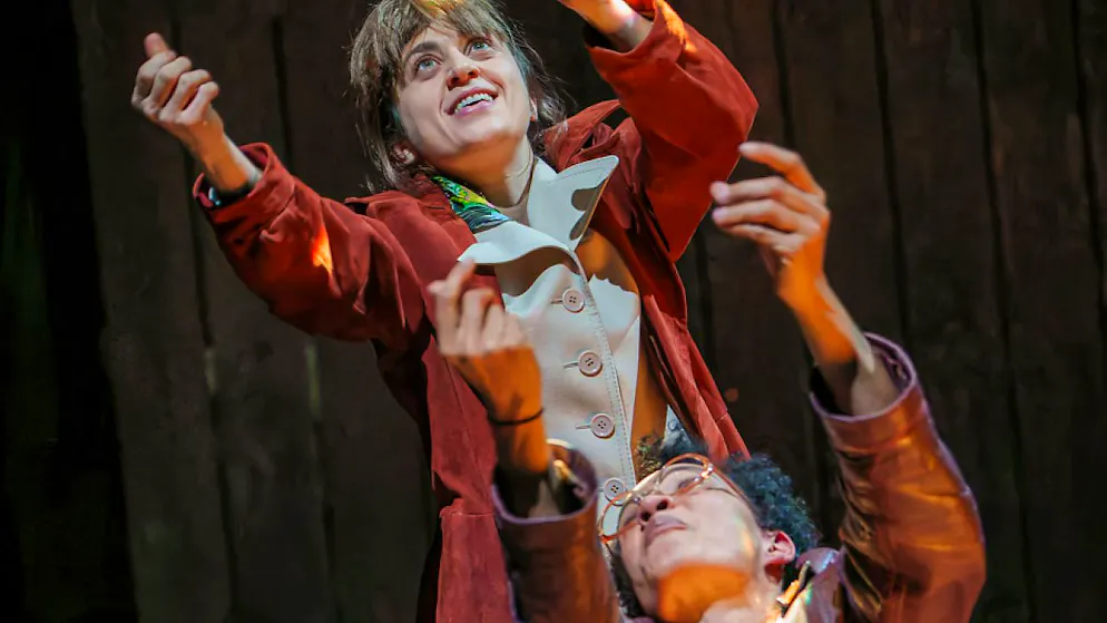 Lukas Bärfuss bearbeitet den Roman «Die Krume Brot» für die Bühne - Gallery. Schauspielerin Gala Othero Winter als Hauptfigur Adelina und Schauspielerin Gina Haller als Tochter Emma während der Proben für "Die Krume Brot". Die Theaterfassung seines Romans schrieb der Autor Lukas Bärfuss selber und feiert damit am heutigen Freitagabend am Theater Basel Premiere.