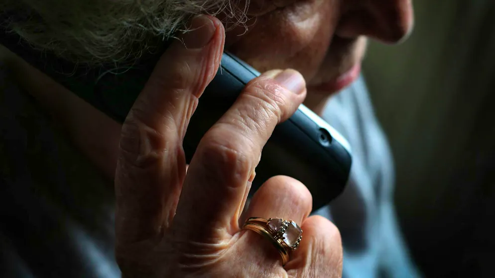 In the so-called grandchild trick, fraudsters usually call older people and try to trick them out of their savings with a perfidious story (symbolic image).