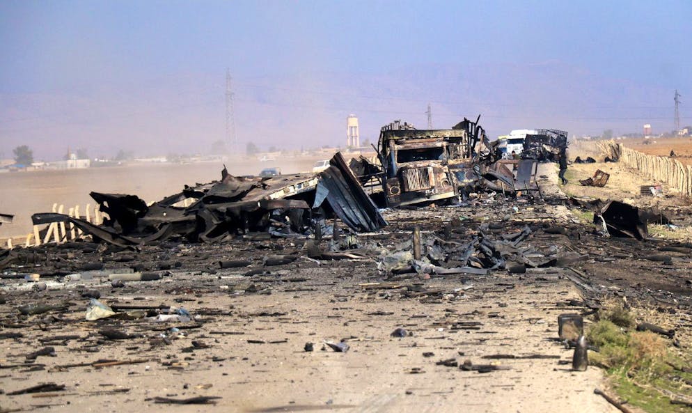 Zerstörte Lastwagen nach einem türkischen Luftangriff in der Nähe von Qamischli im von Kurden regierten Teil Syriens am 11. Dezember 2024. 