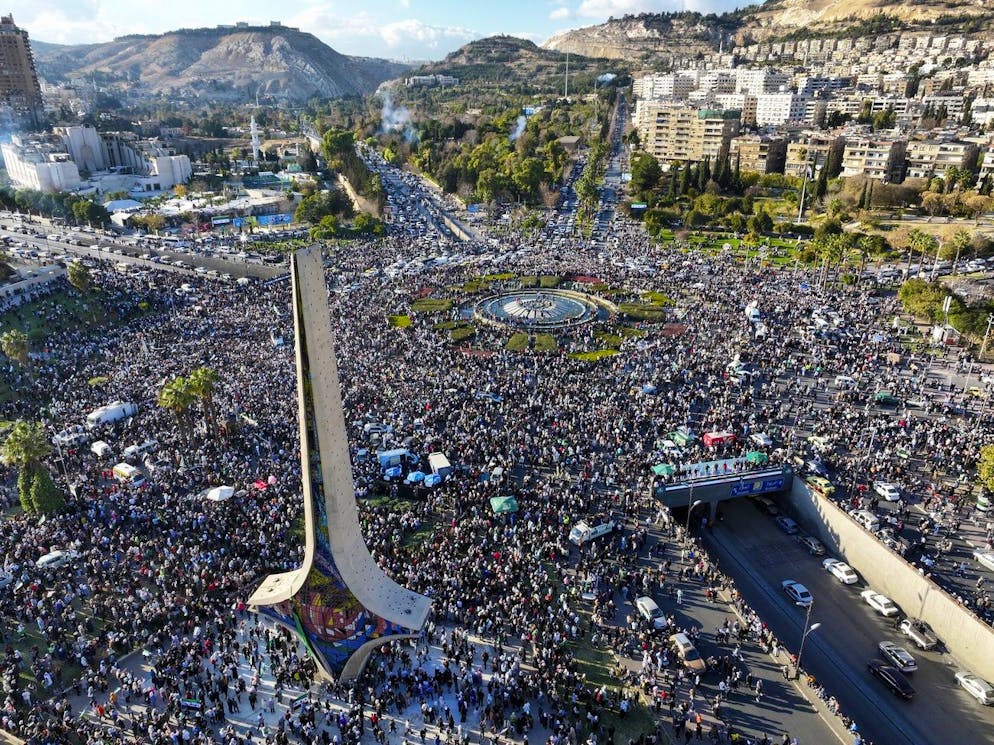 «Unito, unito, unito, il popolo siriano è unito», hanno cantato i fedeli nel cortile della Moschea di Damasco nel primo venerdì senza Bashar al-Assad.