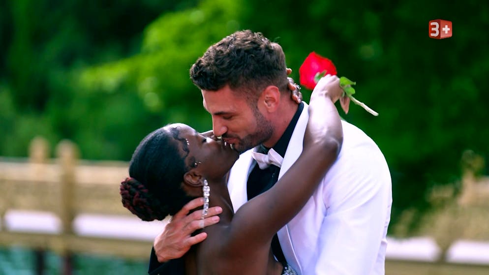 Kaum hat Bachelor Dennis Marbacher an Kandidatin Venance die letzte Rose übergeben, wird auch schon geküsst.