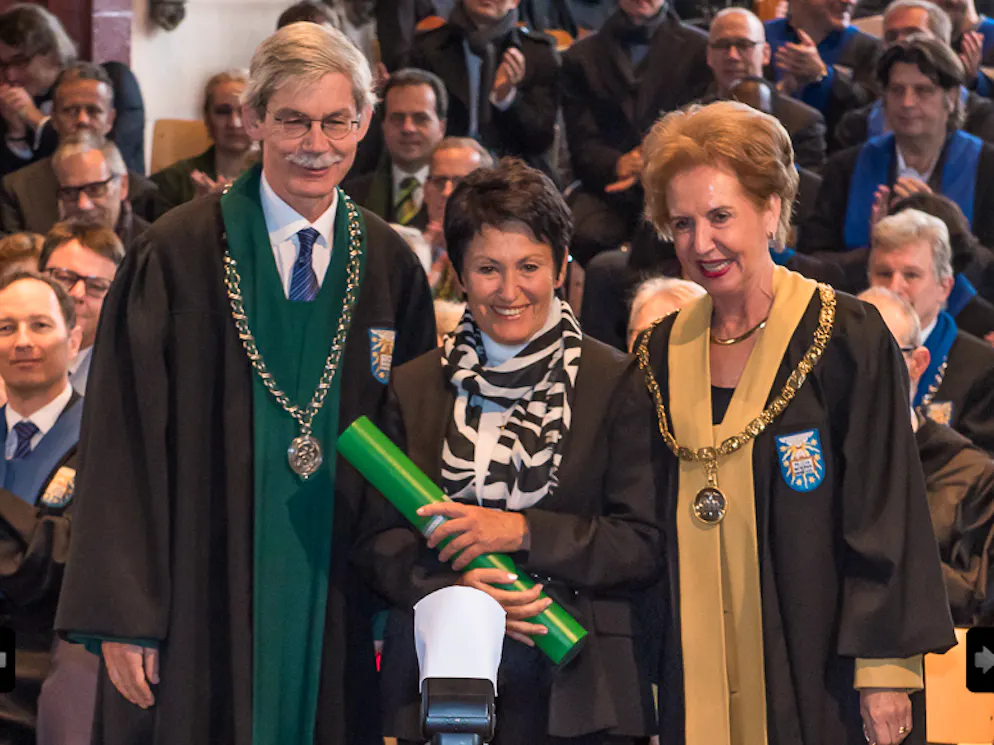 Katharina Heyer erhält den Ehrendoktortitel.