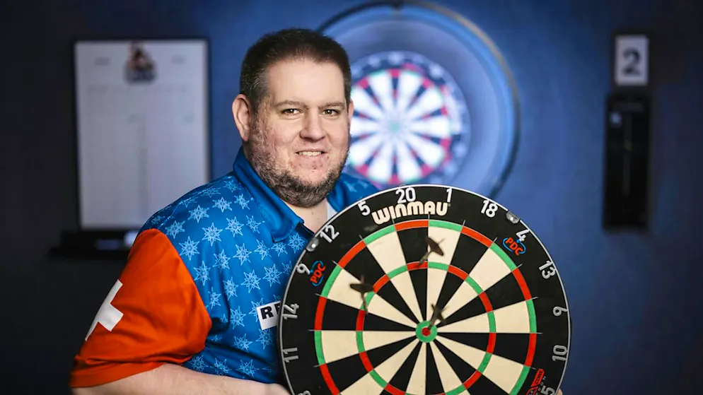 Stefan Bellmont und in seinen Händen die Dartscheibe, mit der er sich als erster Schweizer für die Dart-WM qualifiziert hat.