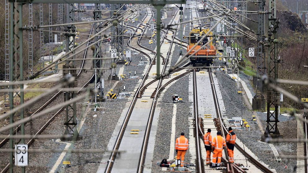 Über den Abschnitt der Riedbahn in Deutschland fahren täglich rund 360 Züge, darunter die ICE aus der Schweiz und aus Stuttgart nach Köln, Hamburg und Berlin - und in Gegenrichtung. (Archivbild)
