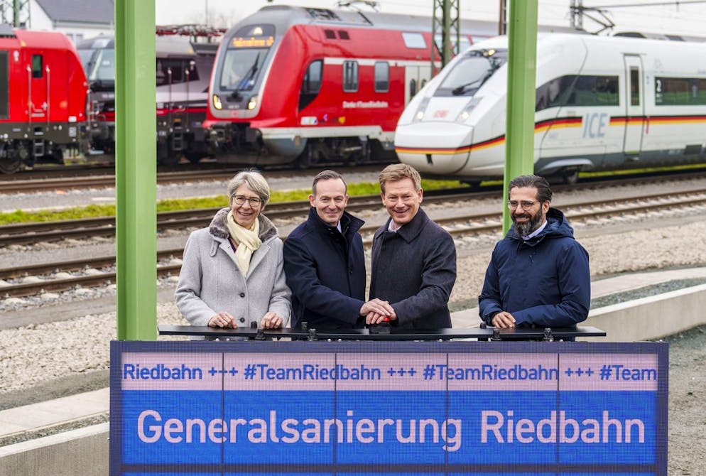Wissing: Bahn nach erster Trassen-Sanierung zuverlässiger - Gallery. Verkehrsminister Volker Wissing und Richard Lutz, Vorstandsvorsitzender der Deutschen Bahn AG drücken den symbolischen Startknopf zur Wiederaufnahme des Bahnverkehrs auf der Rieddbahn. 