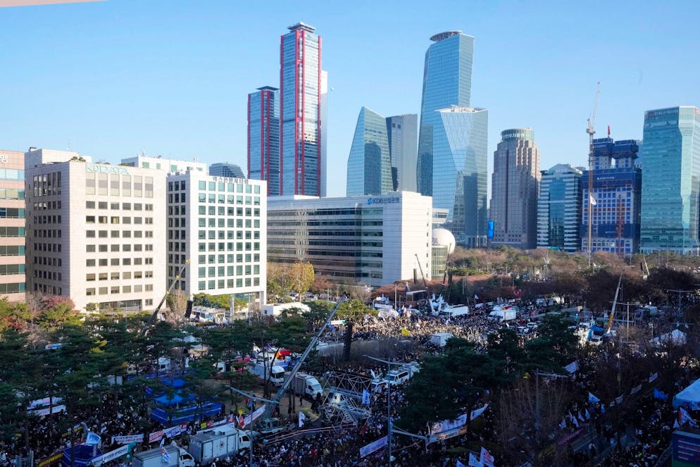 Südkorea: Amtsenthebungsverfahren gegen Präsident Yoon - Gallery. Teilnehmer versammeln sich während einer Kundgebung für die Amtsenthebung des südkoreanischen Präsidenten Yoon   vor der Nationalversammlung. Ein zweiter Amtsenthebungsantrag gegen Yoon hat die benötigte Zweidrittelmehrheit in der Nationalversammlung erreicht. 